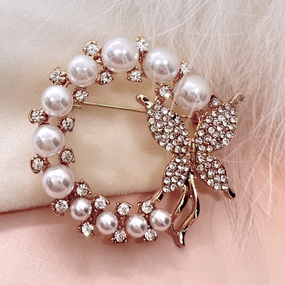 Jewelry - Elegant Gold Tone Simulated Pearls Brooch Butterfly